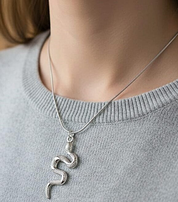 SNAKE PENDANT NECKLACE