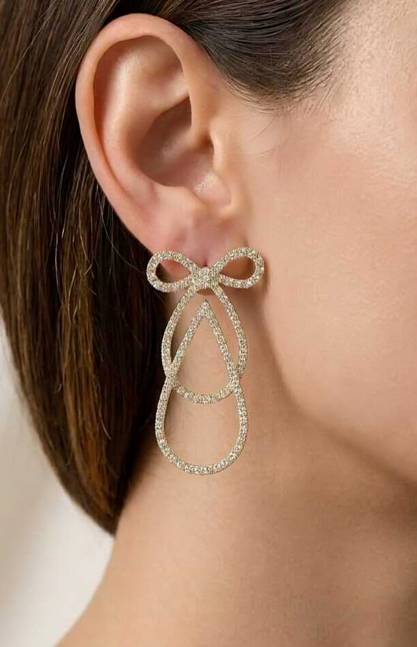 LONG EXAGGERATED EARRING