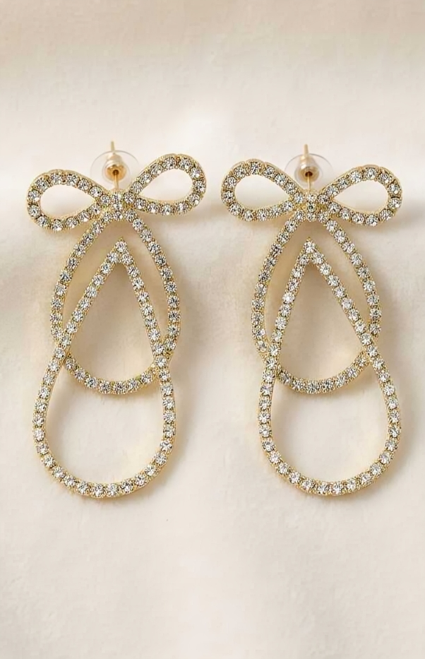 LONG EXAGGERATED EARRING